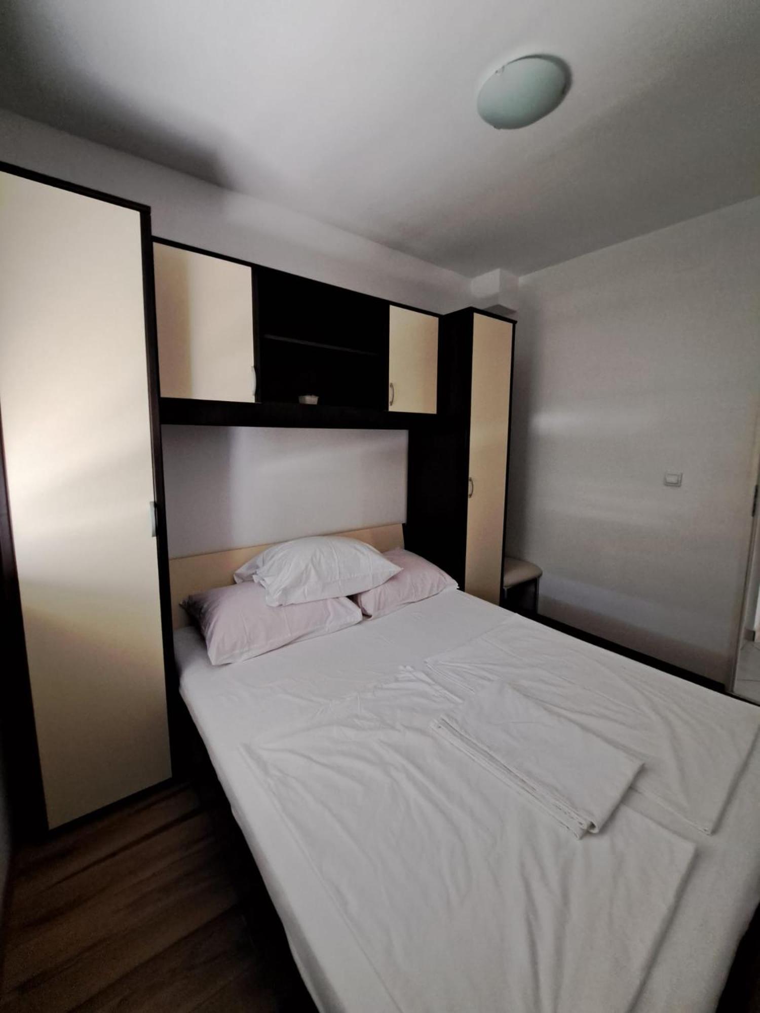 Apartments Maretic Mandre Bagian luar foto