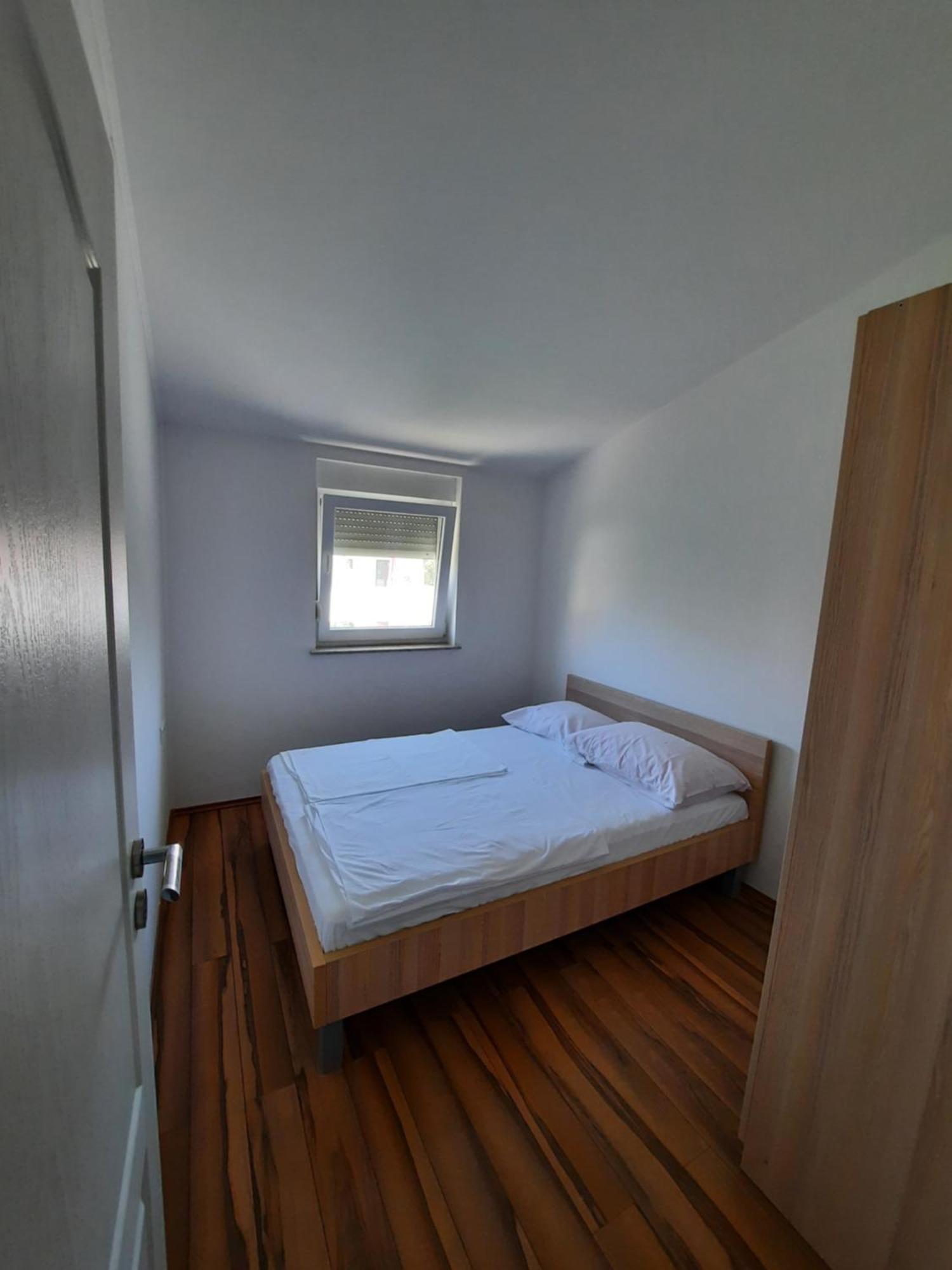 Apartments Maretic Mandre Bagian luar foto